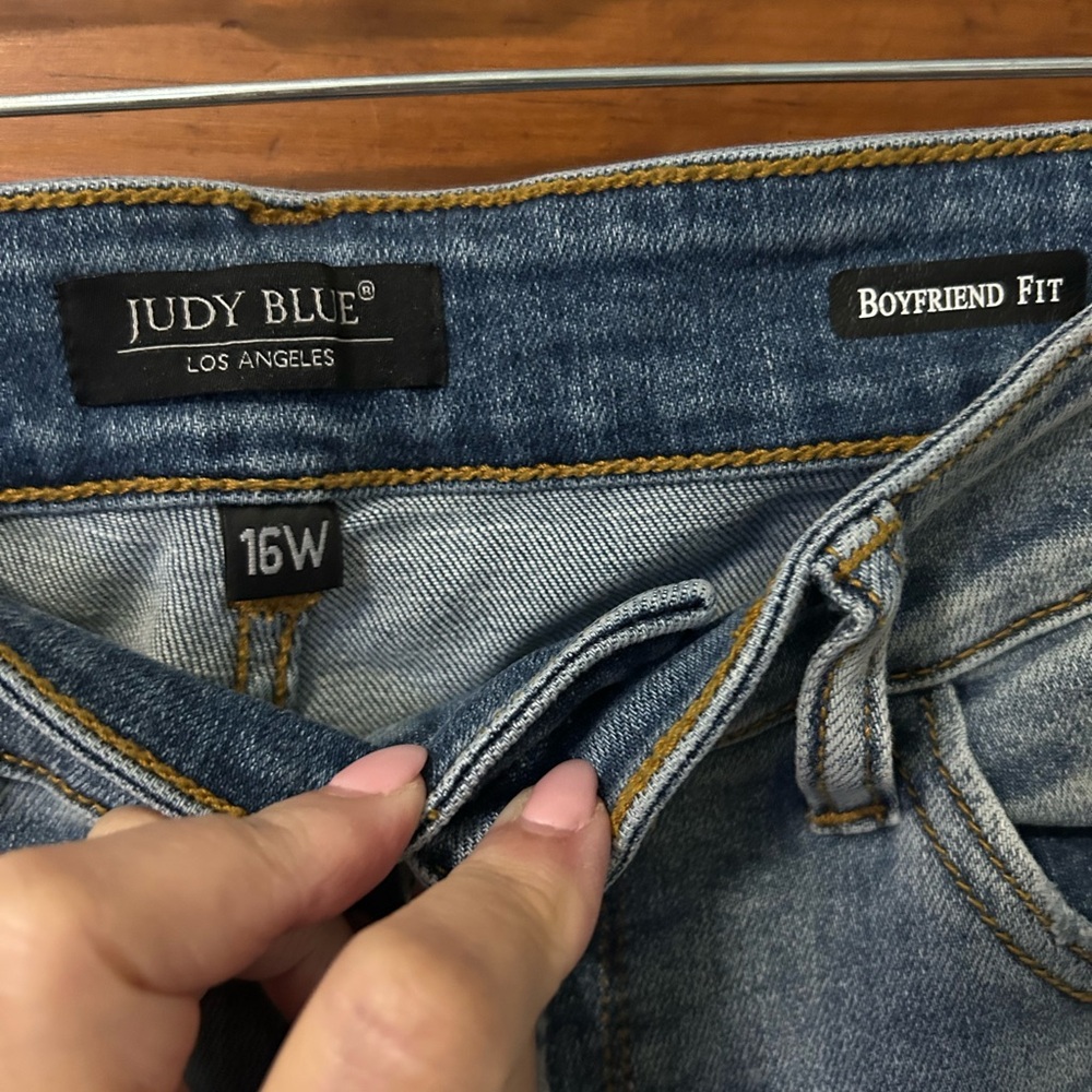 Judy Blue Boyfriend Fit distressed with paint splatter Denim - Picture 5 of 8